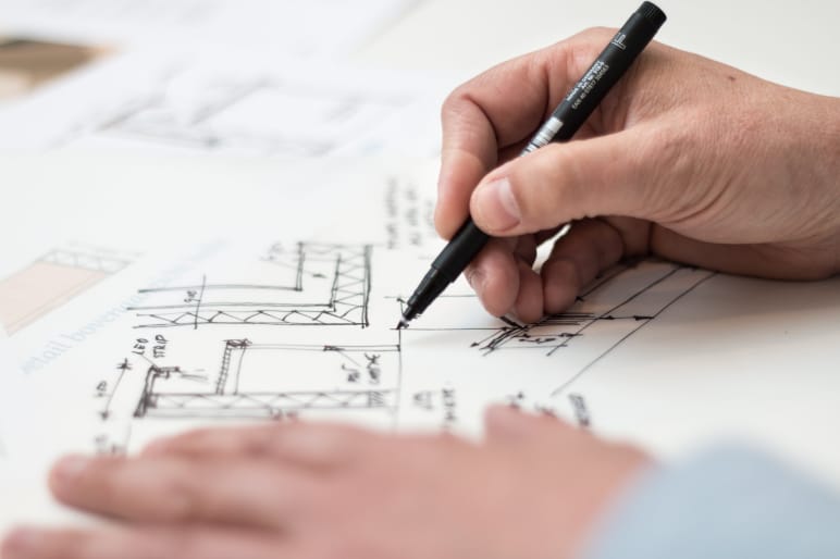 Architetto progetta degli arredamenti per l'infanzia